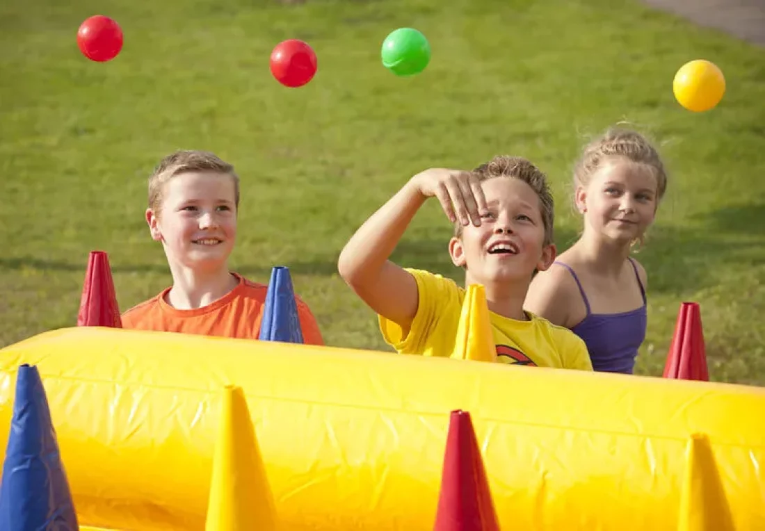 Zweefbal zeskamp spellen familiefeest vriendenfeest buurtfeest